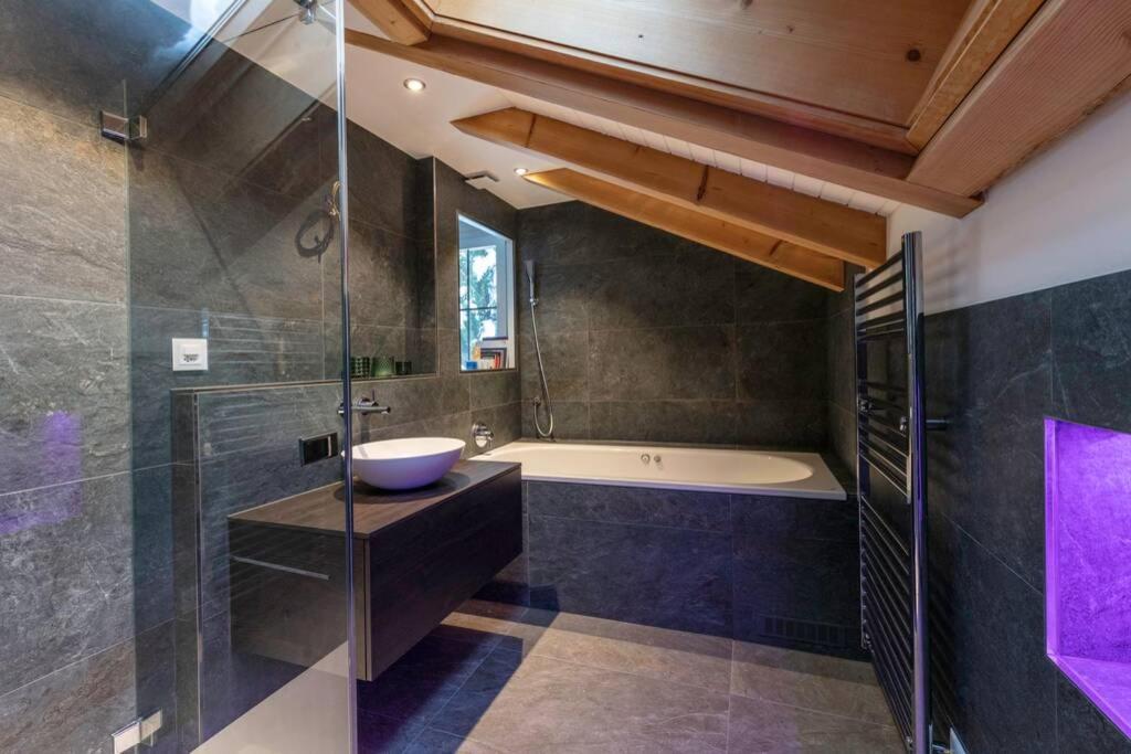 Exklusives Chalet mit traumhafter See- und Bergsicht Seelisberg Exterior foto