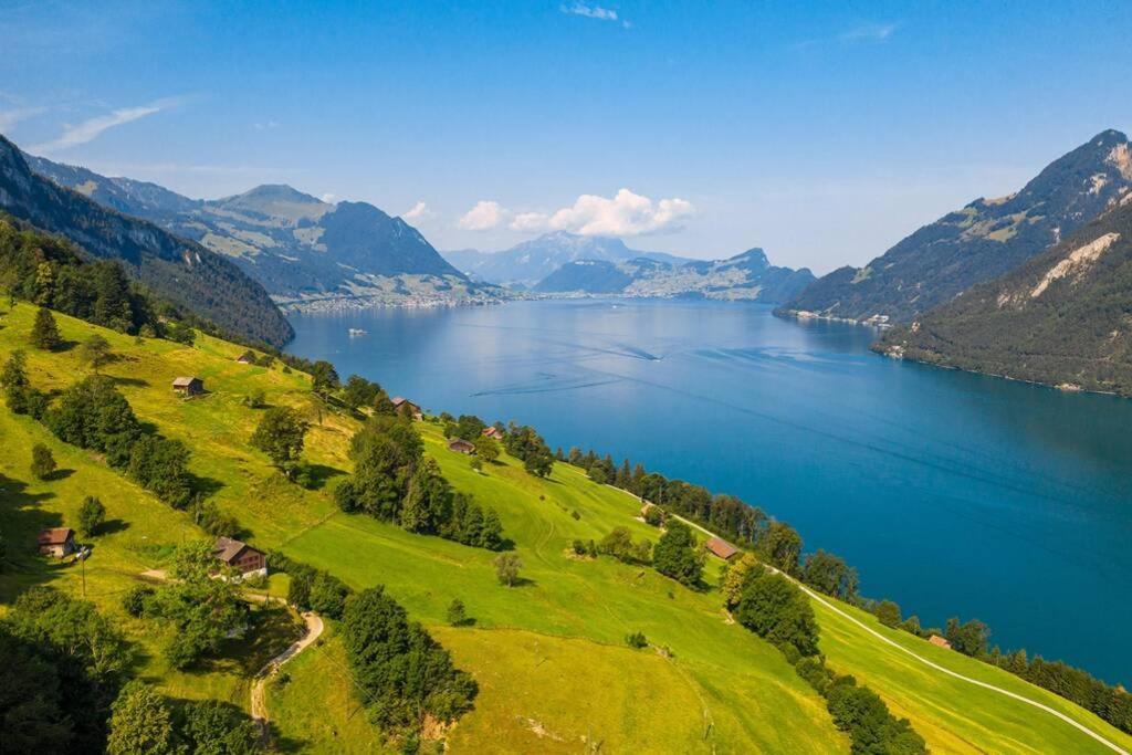 Exklusives Chalet mit traumhafter See- und Bergsicht Seelisberg Exterior foto